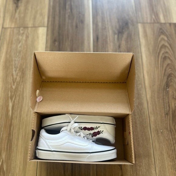 Vans youth girls Sneakers with Red Rose embroidery size 2.0 NWB - Picture 2 of 7
